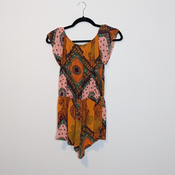 ✨3/$25 Bandana Print Orange Pink Romper Size Medium - Picture 2 of 5